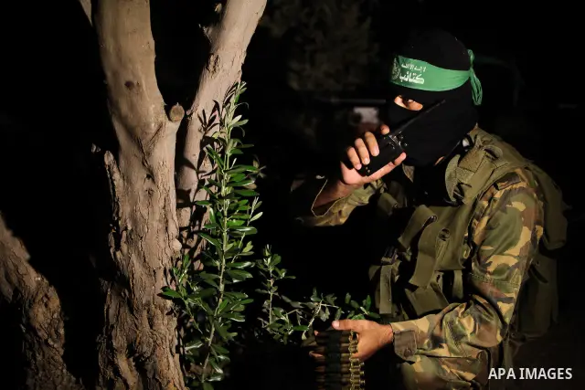 Palestinian militants of the Ezzedine Al-Qassam Brigades, the armed wing of the Islamist movement Hamas, protect the borders in the east of Gaza, in a daily mission to prevent any military Israeli attempt to enter Gaza "...