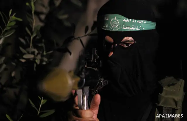 Palestinian militants of the Ezzedine Al-Qassam Brigades, the armed wing of the Islamist movement Hamas, protect the borders in the east of Gaza, in a daily mission to prevent any military Israeli attempt to enter Gaza "...