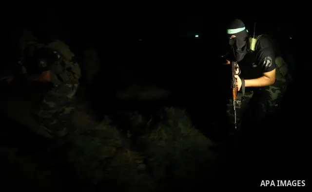 Palestinian militants of the Ezzedine Al-Qassam Brigades, the armed wing of the Islamist movement Hamas, protect the borders in the east of Gaza, in a daily mission to prevent any military Israeli attempt to enter Gaza "...
