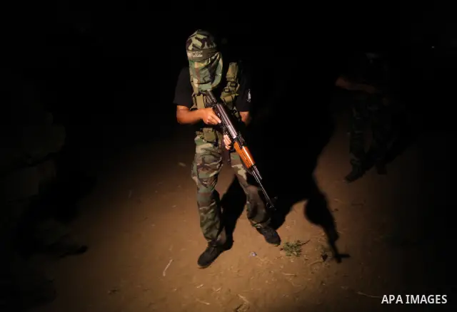 Palestinian militants of the Ezzedine Al-Qassam Brigades, the armed wing of the Islamist movement Hamas, protect the borders in the east of Gaza, in a daily mission to prevent any military Israeli attempt to enter Gaza "...