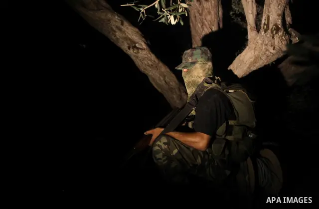 Palestinian militants of the Ezzedine Al-Qassam Brigades, the armed wing of the Islamist movement Hamas, protect the borders in the east of Gaza, in a daily mission to prevent any military Israeli attempt to enter Gaza "...