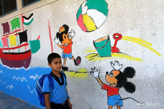 Palestinian students return back to their school in the morning of the first day of the new year study in Gaza city on Sep. 4, 2011. Photo by Ashraf Amra