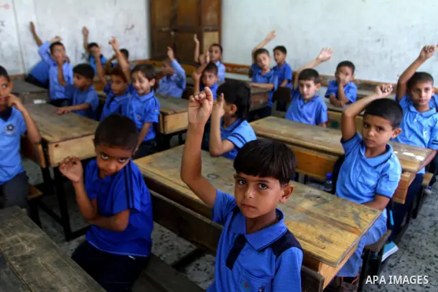 Palestinian students return back to their school in the morning of the first day of the new year study in Gaza city on Sep. 4, 2011. Photo by Ashraf Amra