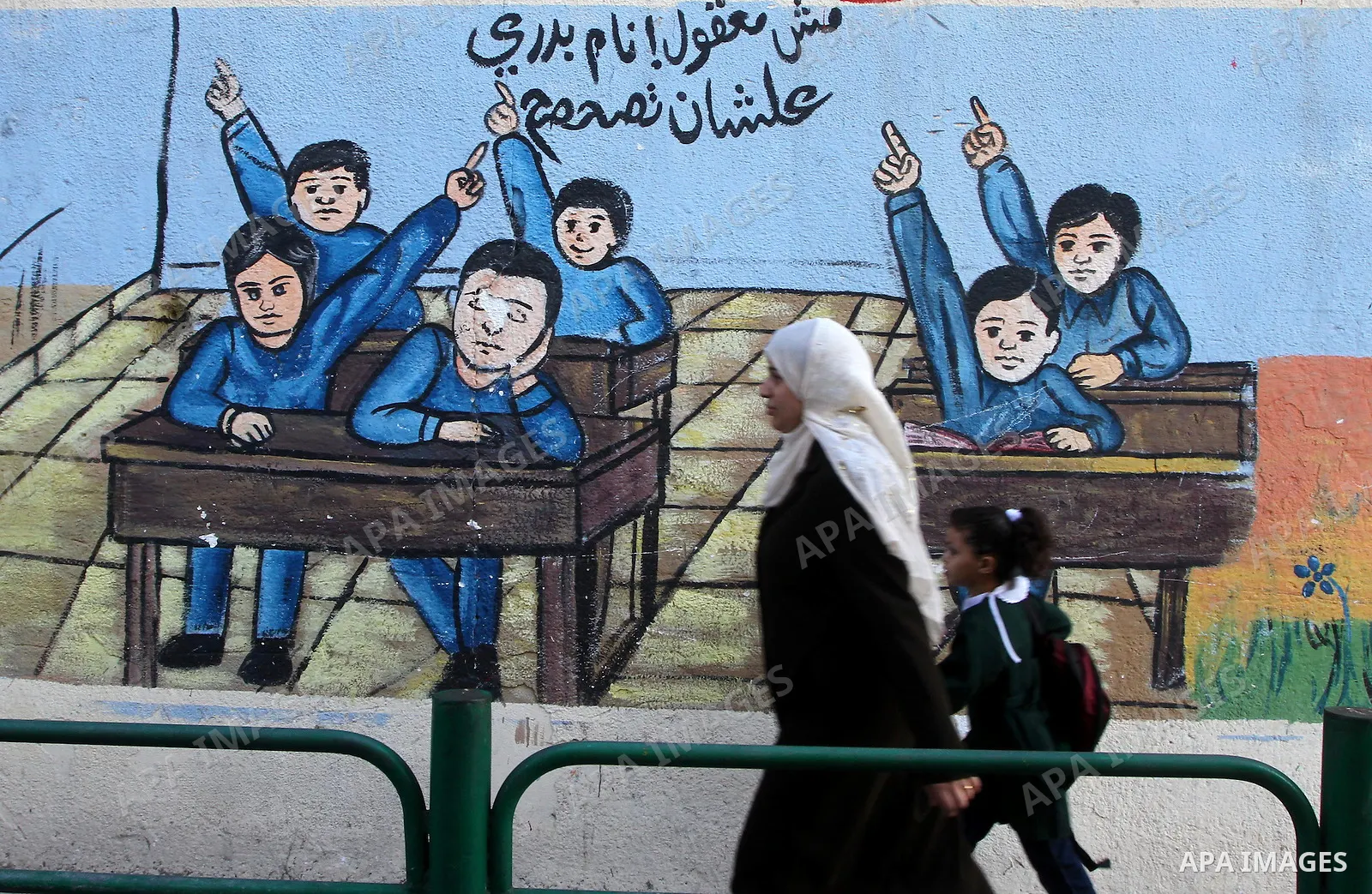 Palestinian students return back to their school in the morning of the first day of the new year study in Gaza city on Sep. 4, 2011. Photo by Ashraf Amra