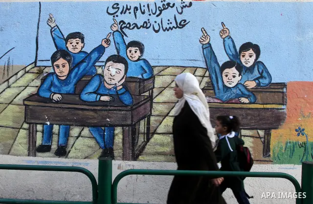 Palestinian students return back to their school in the morning of the first day of the new year study in Gaza city on Sep. 4, 2011. Photo by Ashraf Amra