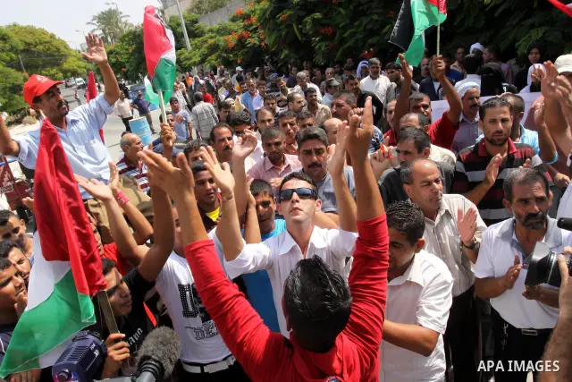 Palestinians of the Union of Agricultural Work Committees take part in a protest in front of UNRWA headquarters, to object about the Palmer report in Gaza city on Sep. 6, 2011 . Photo by Mohammed Asad