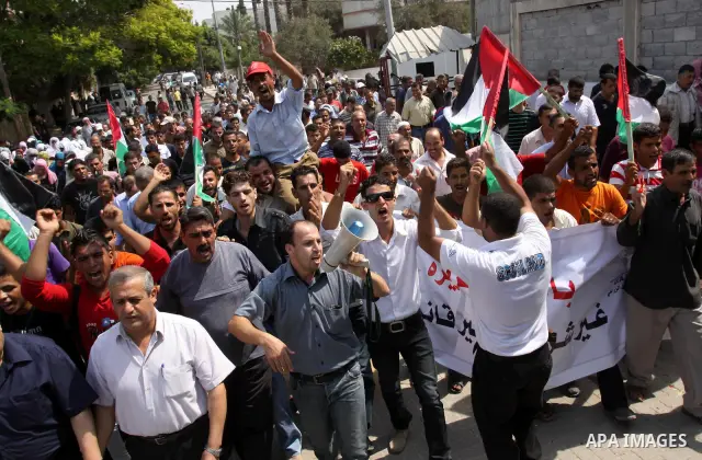 Palestinians of the Union of Agricultural Work Committees take part in a protest in front of UNRWA headquarters, to object about the Palmer report in Gaza city on Sep. 6, 2011 . Photo by Mohammed Asad