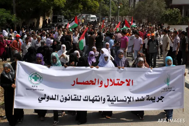Palestinians of the Union of Agricultural Work Committees take part in a protest in front of UNRWA headquarters, to object about the Palmer report in Gaza city on Sep. 6, 2011 . Photo by Mohammed Asad