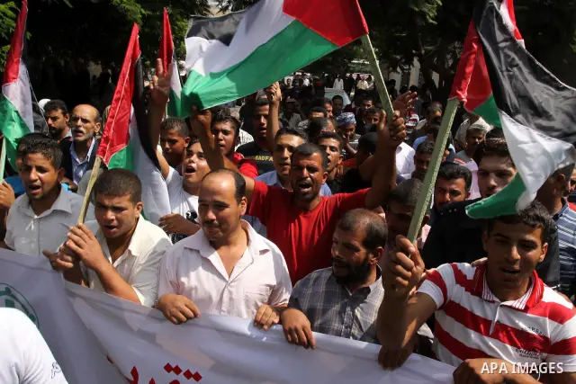 Palestinians of the Union of Agricultural Work Committees take part in a protest in front of UNRWA headquarters, to object about the Palmer report in Gaza city on Sep. 6, 2011 . Photo by Mohammed Asad