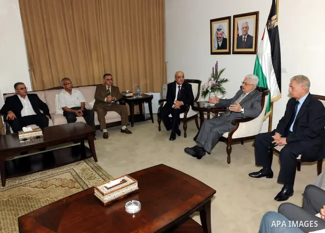 Palestinian President Mahmoud Abbas (Abu Mazen) meets with the Palestinian medical delegation heading to Libya, in the West Bank city of Ramallah, on Sep. 6, 2011. Photo by Mufeed Abu Hasnah
