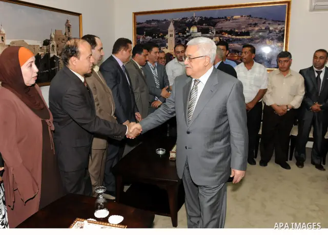 Palestinian President Mahmoud Abbas (Abu Mazen) meets with the Palestinian medical delegation heading to Libya, in the West Bank city of Ramallah, on Sep. 6, 2011. Photo by Mufeed Abu Hasnah