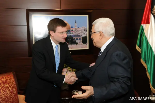Palestinian President Mahmoud Abbas (Abu Mazen) meets with the US envoy to the Middle East peace process, David Hill in the West Bank city of Ramallah on Sep. 7, 2011. Photo by Mufeed Abu Hasnah