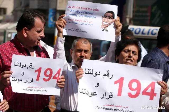 Palestinians stage a protest against US policies towards the Palestinians, ahead a visit by senior US envoys, in the West Bank city of Ramallah on Sep. 7, 2011. President Mahmud Abbas (Abu Mazen) during holding talks wit...