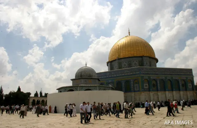 Palestinians walk in front of the Dome of the Rock after Friday prayers at the Al-Aqsa mosque compound in Jerusalem's old city on Sep. 9,2011. Photo by Mahfouz Abu Turk