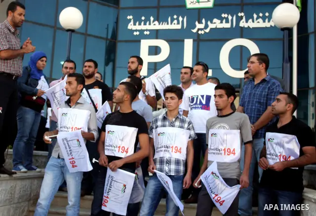 Activists of the Palestine 194 campaign distribute flags and leaflets to motorists in order to drum for Palestine to become the 194th state recognised by the UN, in the West bank town of Ramallah, on 13 September 2011. T...