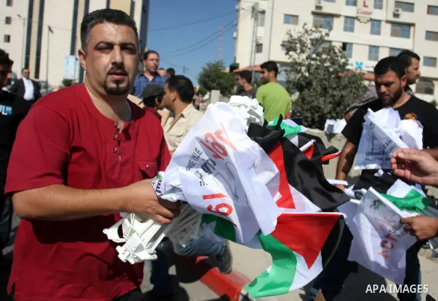 Activists of the Palestine 194 campaign distribute flags and leaflets to motorists in order to drum for Palestine to become the 194th state recognised by the UN, in the West bank town of Ramallah, on 13 September 2011. T...