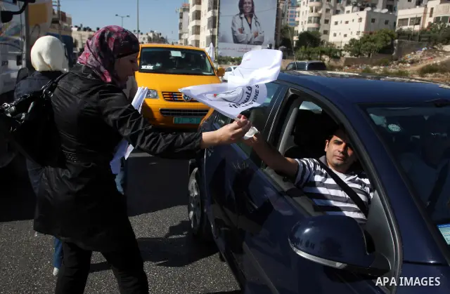 Activists of the Palestine 194 campaign distribute flags and leaflets to motorists in order to drum for Palestine to become the 194th state recognised by the UN, in the West bank town of Ramallah, on 13 September 2011. T...