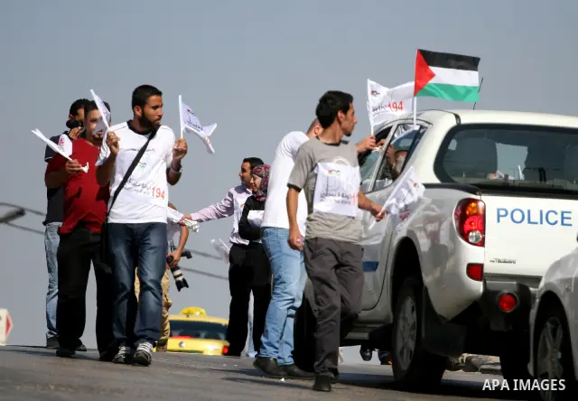 Activists of the Palestine 194 campaign distribute flags and leaflets to motorists in order to drum for Palestine to become the 194th state recognised by the UN, in the West bank town of Ramallah, on 13 September 2011. T...