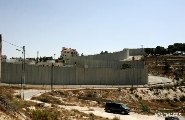 A view shows a section of Israel's controversial concrete barrier that separates the West Bank from Jerusalem on September 14, 2011. in Abu Dis, in Israeli-annexed east Jerusalem. Photo by Mahfouz Abu Turk