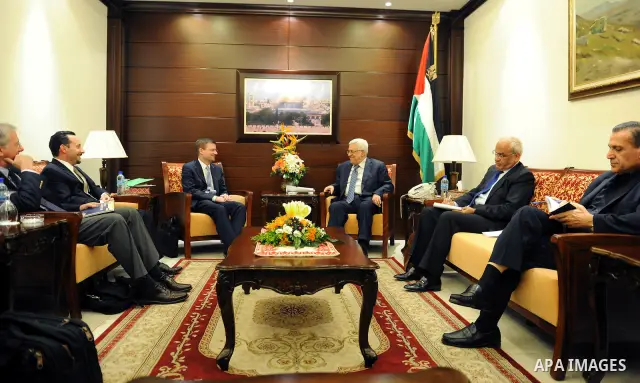 Palestinian President Mahmoud Abbas (C-R) meets with American envoys David Hale (C-L) and Dennis Ross (far L) on September 15, 2011 night in the president's Ramallah, West Bank offices. At right is Seab Erekat, the Pales...