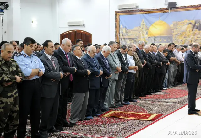Palestinian President Mahmoud Abbas takes part in Friday noon prayers in his Ramallah, West Bank headquatrters, 16 September 2011. According to local sources, Abbas will give a televised speech later on 16 September in w...