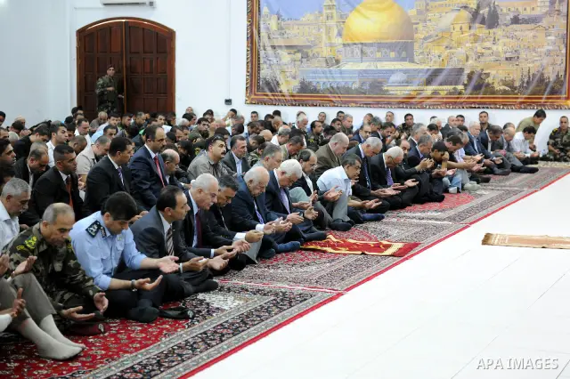 Palestinian President Mahmoud Abbas takes part in Friday noon prayers in his Ramallah, West Bank headquatrters, 16 September 2011. According to local sources, Abbas will give a televised speech later on 16 September in w...