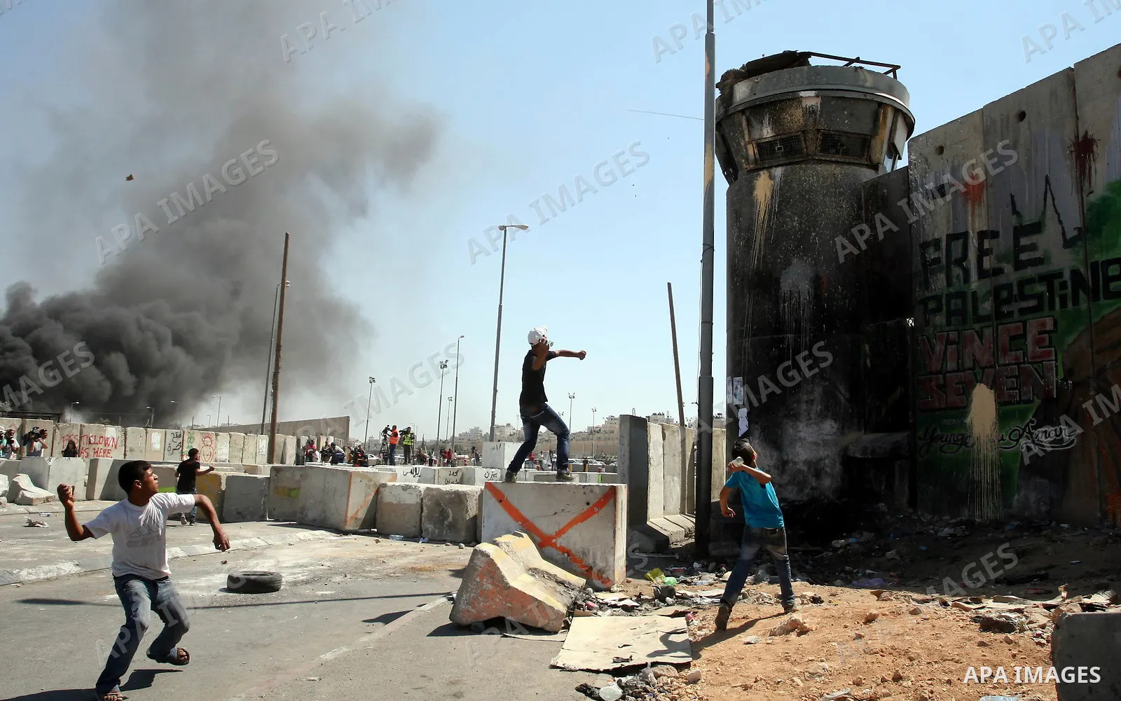Palestinian youths throw stones at Israeli forces during a protest calling for a Palestinian state with full UN membership at the Qalandia Israeli checkpoint in the West Bank, near Ramallah, on Sep. 17, 2011. The Palesti...