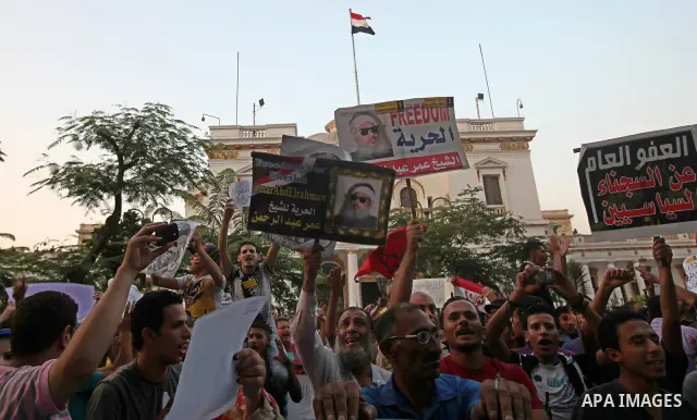 Hundreds of Egyptian activists marched in downtown Cairo to protest against the reassertion of the Emergency Law in the wake of the attack on the Israeli Embassy on 9 September. Egyptian activists marching through the st...