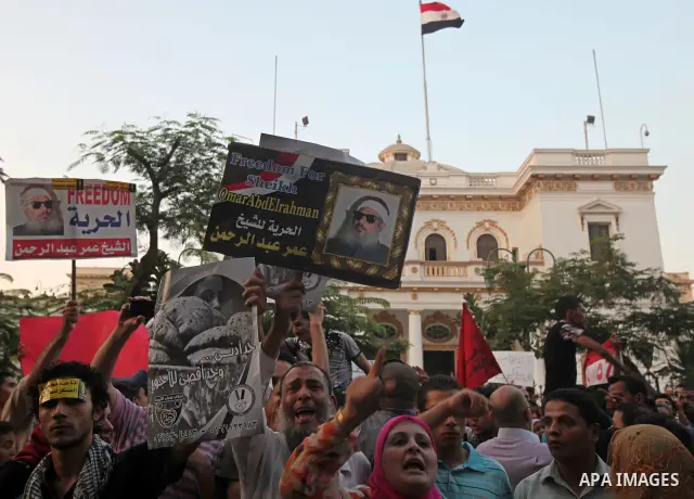 Hundreds of Egyptian activists marched in downtown Cairo to protest against the reassertion of the Emergency Law in the wake of the attack on the Israeli Embassy on 9 September. Egyptian activists marching through the st...