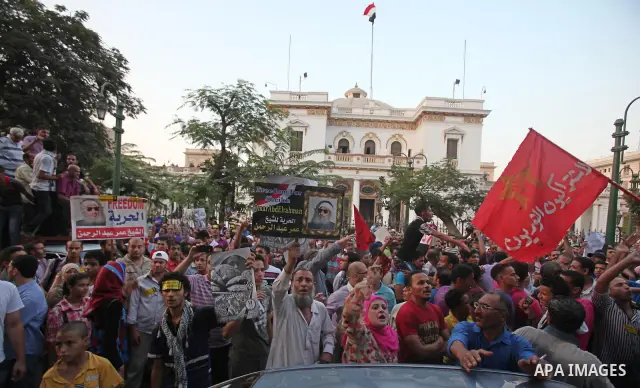 Hundreds of Egyptian activists marched in downtown Cairo to protest against the reassertion of the Emergency Law in the wake of the attack on the Israeli Embassy on 9 September. Egyptian activists marching through the st...