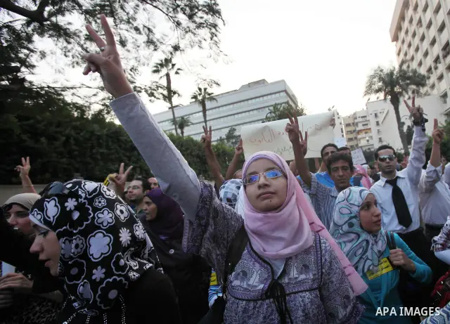 Hundreds of Egyptian activists marched in downtown Cairo to protest against the reassertion of the Emergency Law in the wake of the attack on the Israeli Embassy on 9 September. Egyptian activists marching through the st...