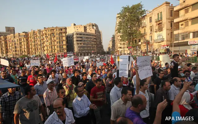 Hundreds of Egyptian activists marched in downtown Cairo to protest against the reassertion of the Emergency Law in the wake of the attack on the Israeli Embassy on 9 September. Egyptian activists marching through the st...