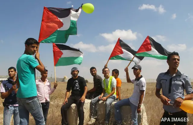 Palestinian and foreign activists take part in a rally in support of the Palestinian UN bid for statehood near the fence separating Israel from the Gaza Strip, in Beit Hanun, on September 20, 2011. The Palestinians are p...