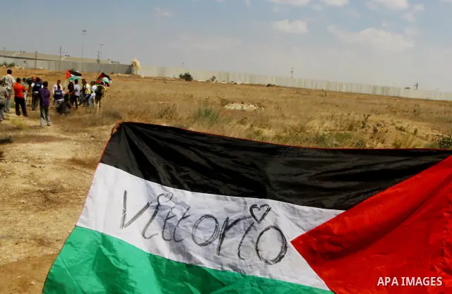 Palestinian and foreign activists take part in a rally in support of the Palestinian UN bid for statehood near the fence separating Israel from the Gaza Strip, in Beit Hanun, on September 20, 2011. The Palestinians are p...