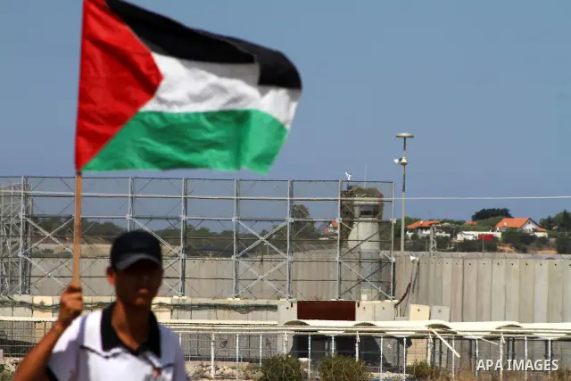 Palestinian and foreign activists take part in a rally in support of the Palestinian UN bid for statehood near the fence separating Israel from the Gaza Strip, in Beit Hanun, on September 20, 2011. The Palestinians are p...