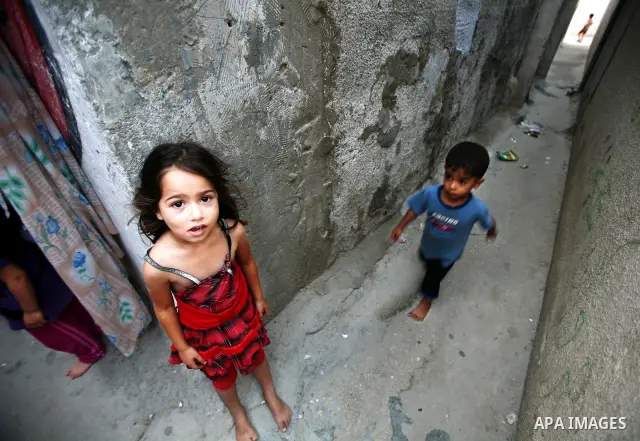 A Palestinian children play in front of their house in the Jabaliya refugee camp in the northern area of the Gaza Strip on 20 September 2011. A diplomatic showdown looms at the United Nations this month when Palestinian...