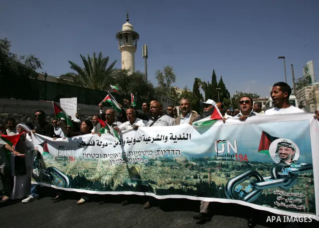 Palestinians protest against US' interference in the Palestinian bid for statehood recognition at the United Nations on September 21, 2011 outside the US General Consulate in east Jerusalem. Palestinians are preparing to...
