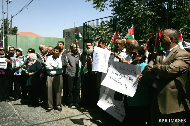 Palestinians protest against US' interference in the Palestinian bid for statehood recognition at the United Nations on September 21, 2011 outside the US General Consulate in east Jerusalem. Palestinians are preparing to...