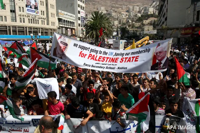 Palestinians rally to express support for the Palestinian bid for statehood recognition at the United Nations on September 21, 2011 in the West Bank city of Nablus. Palestinians are preparing to submit a formal request t...