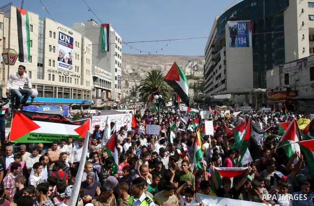 Palestinians rally to express support for the Palestinian bid for statehood recognition at the United Nations on September 21, 2011 in the West Bank city of Nablus. Palestinians are preparing to submit a formal request t...