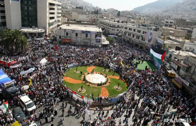 Palestinians rally to express support for the Palestinian bid for statehood recognition at the United Nations on September 21, 2011 in the West Bank city of Nablus. Palestinians are preparing to submit a formal request t...