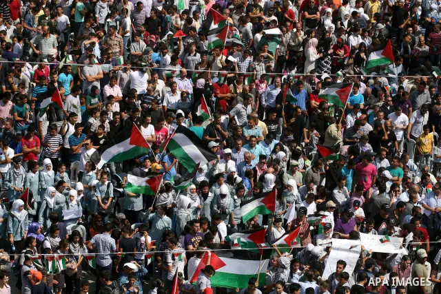 Palestinians participate in a rally in support of the Palestinian bid for statehood recognition in the United Nations, in the West Bank city of Ramallah, Wednesday, Sept. 21, 2011. Thousands of flag-waving Palestinians r...