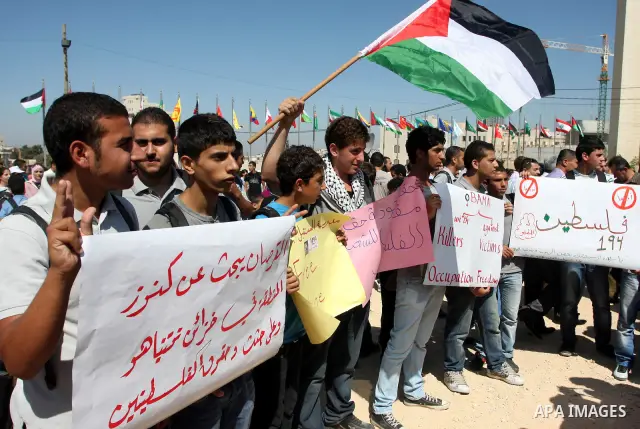 Palestinians school boys participate a demonstration in support of the Palestinian bid for statehood recognition in the United Nations in the West Bank city of Ramallah, Thursday, Sept. 22, 2011. Palestinian protesters h...