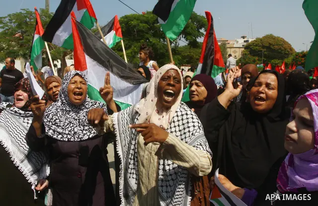 Palestinian women chant slogans and wave their national flag during a demonstration in support of Palestinian leader Mahmud Abbas' bid for statehood recognition at the United Nations on September 22, 2011 in Gaza City. P...