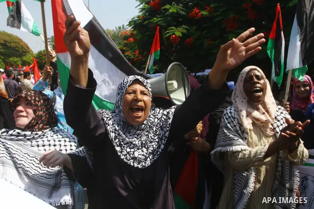 Palestinian women chant slogans and wave their national flag during a demonstration in support of Palestinian leader Mahmud Abbas' bid for statehood recognition at the United Nations on September 22, 2011 in Gaza City. P...