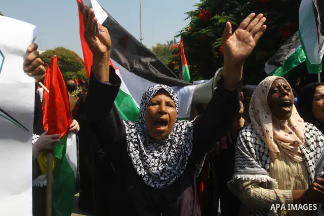 Palestinian women chant slogans and wave their national flag during a demonstration in support of Palestinian leader Mahmud Abbas' bid for statehood recognition at the United Nations on September 22, 2011 in Gaza City. P...