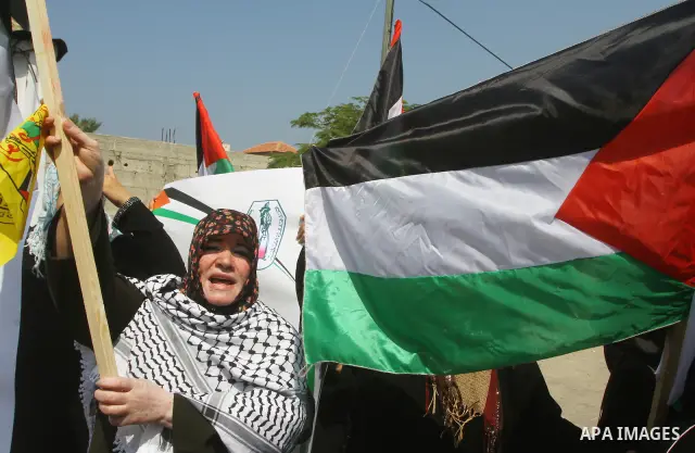 Palestinian women chant slogans and wave their national flag during a demonstration in support of Palestinian leader Mahmud Abbas' bid for statehood recognition at the United Nations on September 22, 2011 in Gaza City. P...