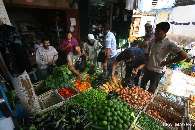 Palestinians during shopping fresh vegetables and goods at a market in Gaza City, on September 23, 2011. Palestinian President Mahmoud Abbas is set to speak later Friday at the U.N., and plans to call on the world body t...