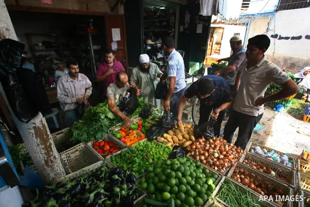 Palestinians during shopping fresh vegetables and goods at a market in Gaza City, on September 23, 2011. Palestinian President Mahmoud Abbas is set to speak later Friday at the U.N., and plans to call on the world body t...