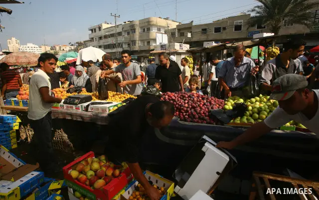 Palestinians during shopping fresh vegetables and goods at a market in Gaza City, on September 23, 2011. Palestinian President Mahmoud Abbas is set to speak later Friday at the U.N., and plans to call on the world body t...